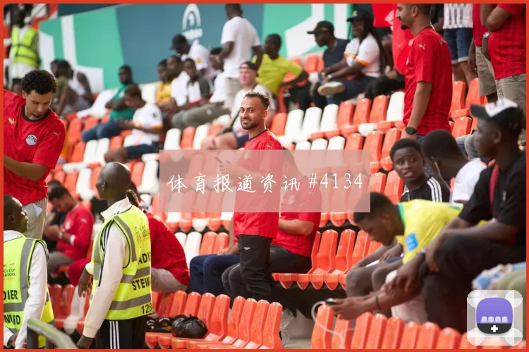 哥伦比亚先丢后追马丁内利穿裆过门看台炸裂
